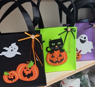 FIOLETOWA TOREBKA NA CUKIERKI FILCOWA HALLOWEEN - DUSZEK