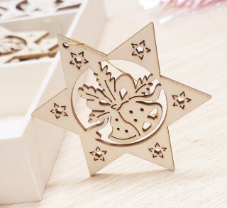 09 ZAWIESZKA CHOINKOWA Z DREWNA GWIAZDA Z WYCINANYM WZOREM