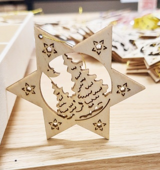 08 ZAWIESZKA CHOINKOWA Z DREWNA GWIAZDA Z WYCINANYM WZOREM