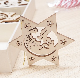 07 ZAWIESZKA CHOINKOWA Z DREWNA GWIAZDA Z WYCINANYM WZOREM