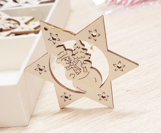 06 ZAWIESZKA CHOINKOWA Z DREWNA GWIAZDA Z WYCINANYM WZOREM