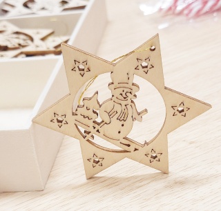 05 ZAWIESZKA CHOINKOWA Z DREWNA GWIAZDA Z WYCINANYM WZOREM