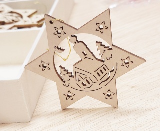 03 ZAWIESZKA CHOINKOWA Z DREWNA GWIAZDA Z WYCINANYM WZOREM