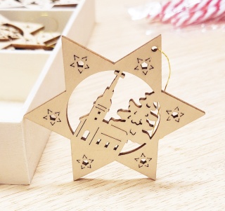 02 ZAWIESZKA CHOINKOWA Z DREWNA GWIAZDA Z WYCINANYM WZOREM