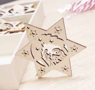 01 ZAWIESZKA CHOINKOWA Z DREWNA GWIAZDA Z WYCINANYM WZOREM