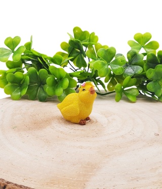 KURCZACZEK WIELKANOCNY W WIANKU FIGURKA OZDOBNA 4cm