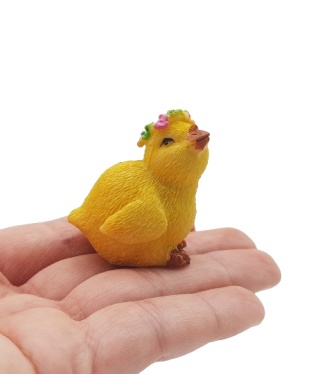KURCZACZEK WIELKANOCNY W WIANKU FIGURKA OZDOBNA 4cm