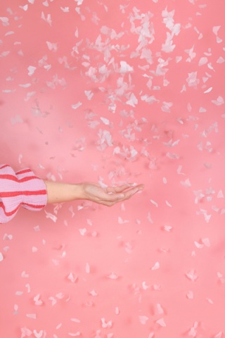 TUBA ZE STRZELAJĄCYM KONFETTI RÓŻOWE MOTYLKI 20cm