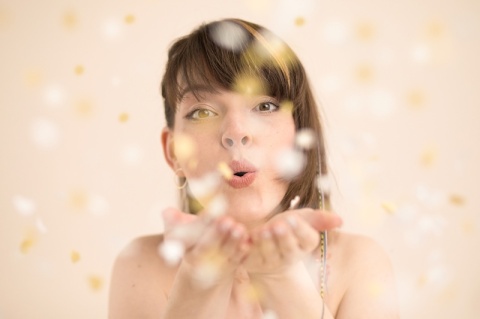 TUBA Z KONFETTI SERCA BIAŁE I ZŁOTE 35cm KONFETTI NA ŚLUB