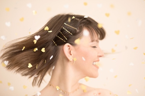 TUBA Z KONFETTI SERCA BIAŁE I ZŁOTE 35cm KONFETTI NA ŚLUB