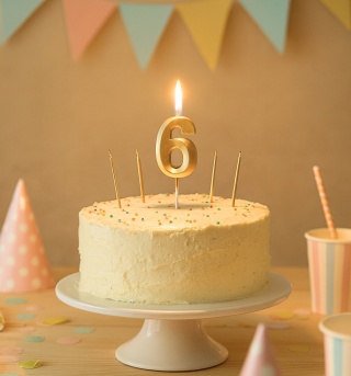 ŚWIECZKA CYFRA 6 ZŁOTA 5cm JASNE ZŁOTO ŚWIECZKA NA PIKU