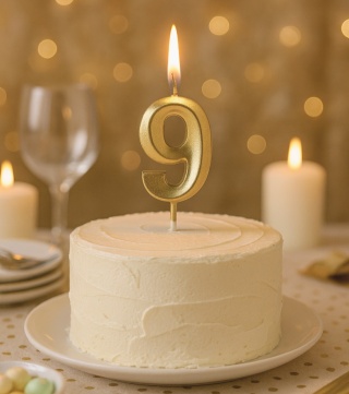 ŚWIECZKA CYFRA 9 ZŁOTA 5cm JASNE ZŁOTO ŚWIECZKA NA PIKU