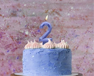 ŚWIECZKA CYFRA 2 NIEBIESKA 7,5cm METALICZNY GRANAT OMBRE