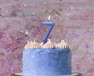 ŚWIECZKA CYFRA 7 NIEBIESKA 7,5cm METALICZNY GRANAT OMBRE