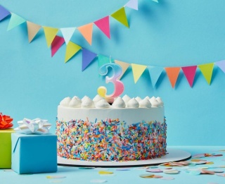 TĘCZOWA ŚWIECZKA CYFRA 3 KOLOROWA 8cm PASTELOWE OMBRE